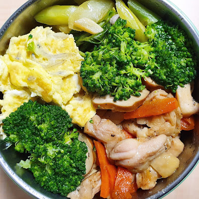 今日午餐：花椰菜、芥藍菜、素雞、吻仔魚炒蛋、紅蘿蔔炒雞丁，2020.12.07
