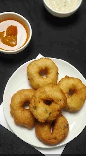 Medu vada in a plate serving with sambar and coconut chutney for medu vada recipe