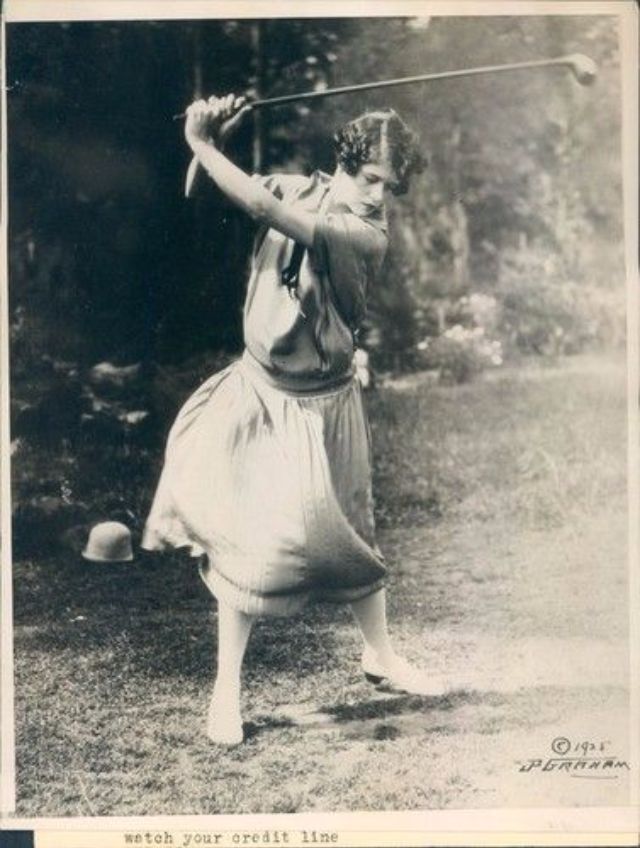 20 Interesting Vintage Photographs Of Women Playing Golf -5527