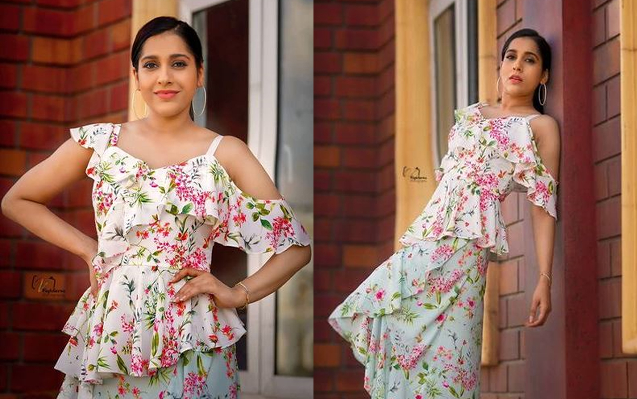Extra Jabardasth Anchor Rashmi Gautam Stylish Looks Photos