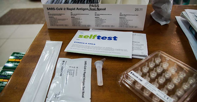 Για να παραλάβει ο ενδιαφερόμενος το kit με το τεστ θα πρέπει να δώσει τον ΑΜΚΑ του που καταχωρείται στο σύστημα από τον φαρμακοποιό σε πραγματικό χρόνο, για να αποφευχθούν φαινόμενα πολλαπλής ζήτησης των tests σε διαφορετικά φαρμακεία από το ίδιο άτομο.