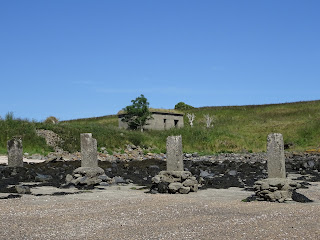 Defensive concrete blocks on beach with abandoned concrete WWII building in background on Charles Hill, Aberdour.  Photo by Kevin Nosferatu for the Skulferatu Project.