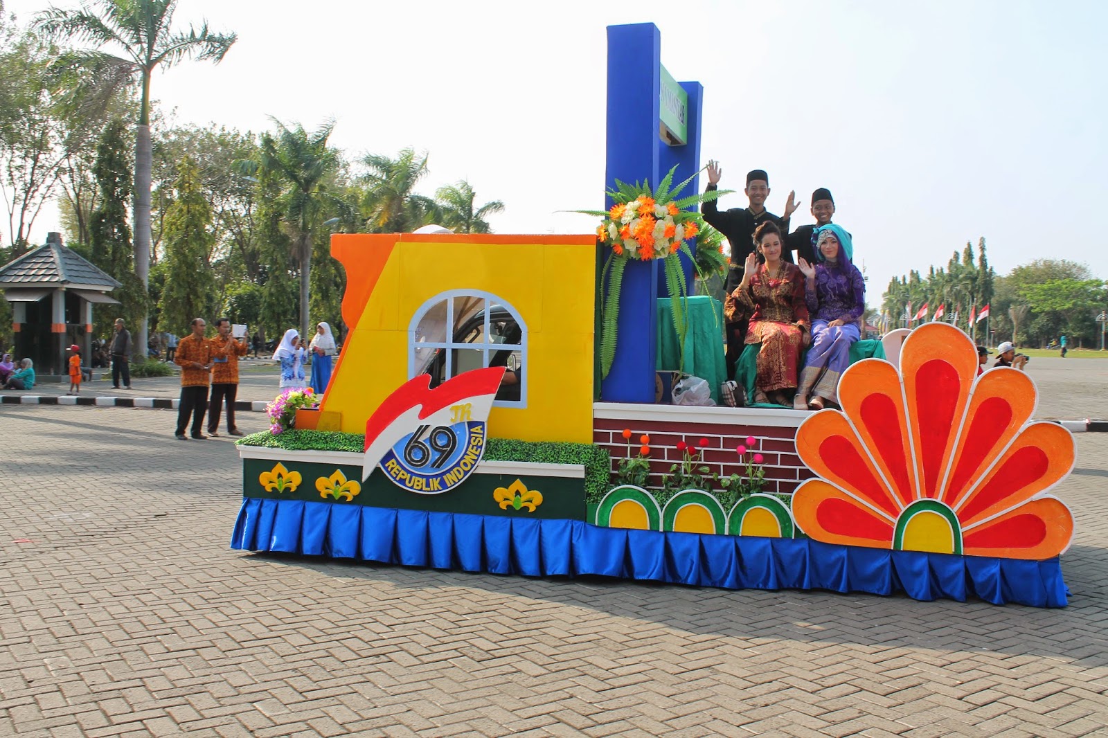 Mobil Hias Karnaval Tk