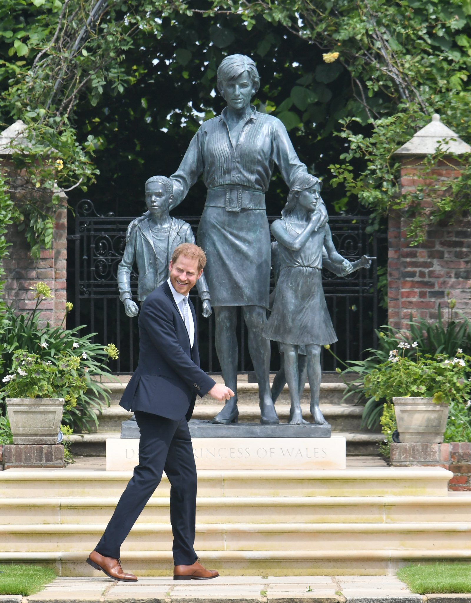 Mafaro PRINCESS DIANA STATUE UNVEILED