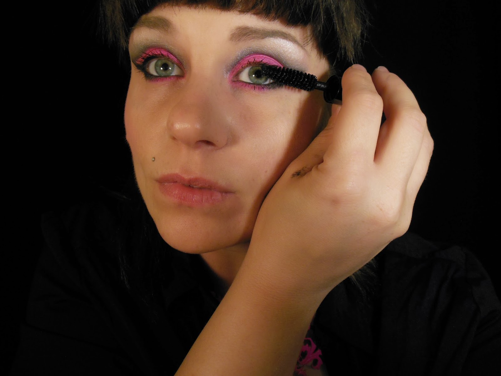 Tutorial of a Dramatic Neon Pink Eye/Lip for Reddit