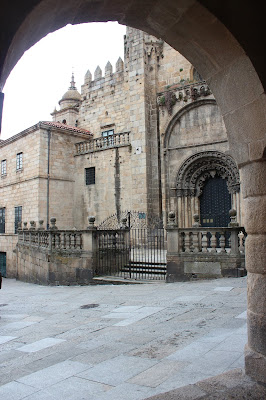 Qué ver en Ribeira Sacra ruta en coche Puerta románica de la Catedral de Orense, Casco histórico de Orense