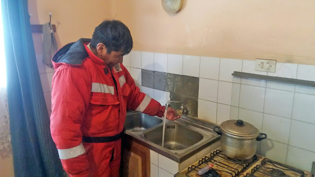 Auch der Wasserhahn in der Küche sprudelt nach der Reparatur wieder schön. So fällt in unseren Breiten immer wieder etwas zum Reparieren an und man freut sich, wenn man es geschafft hat und Dinge wieder laufen.