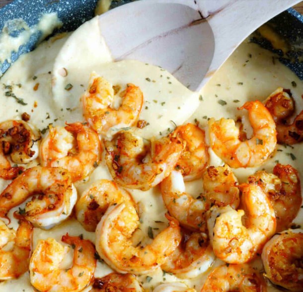 30 MINUTE CHEESY GARLIC SHRIMP ALFREDO