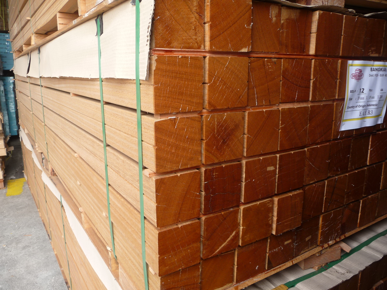 ウッドデッキ下地材（セランガンバツ）を大量入荷