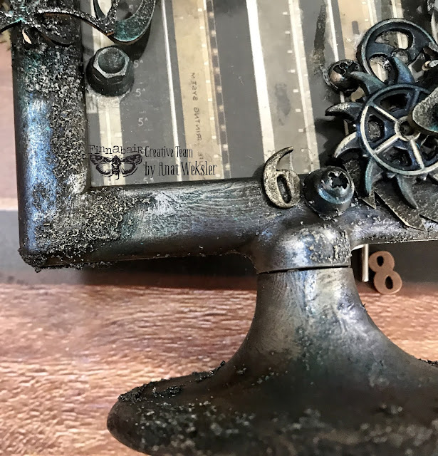 Anat Weksler Industrial table clock for Finnabair