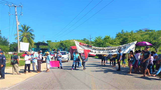 Integrantes del MULT cierran carretera Costera Pinotepa – Acapulco