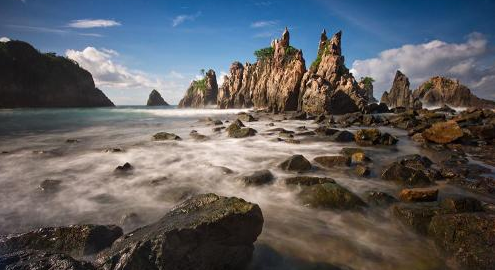 Pantai Gigi Hiu Pantai Gugusan Batu Karang Eksotis Di Tanggamus Lampung Inphedia Id
