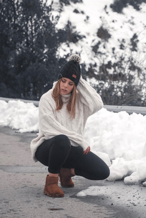 Outfit en la nieve con abrigo de borreguillo