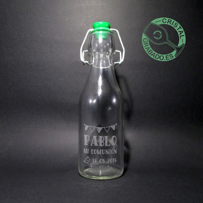 Botella de cristal personalizada mediante grabado láser con diseño de comunión