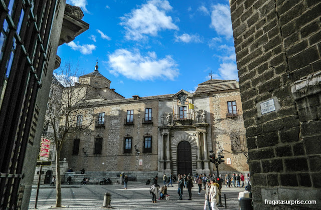 A cúpula da Igreja dos Jesuítas de Toledo vista da Plaza del Ayuntamiento