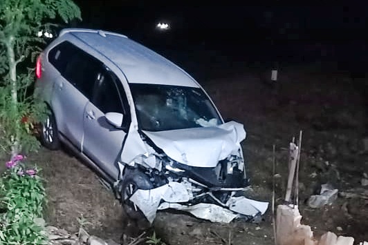 Akibat ban pecah, mobil Avanza ringsek tabrak pondasi pagar