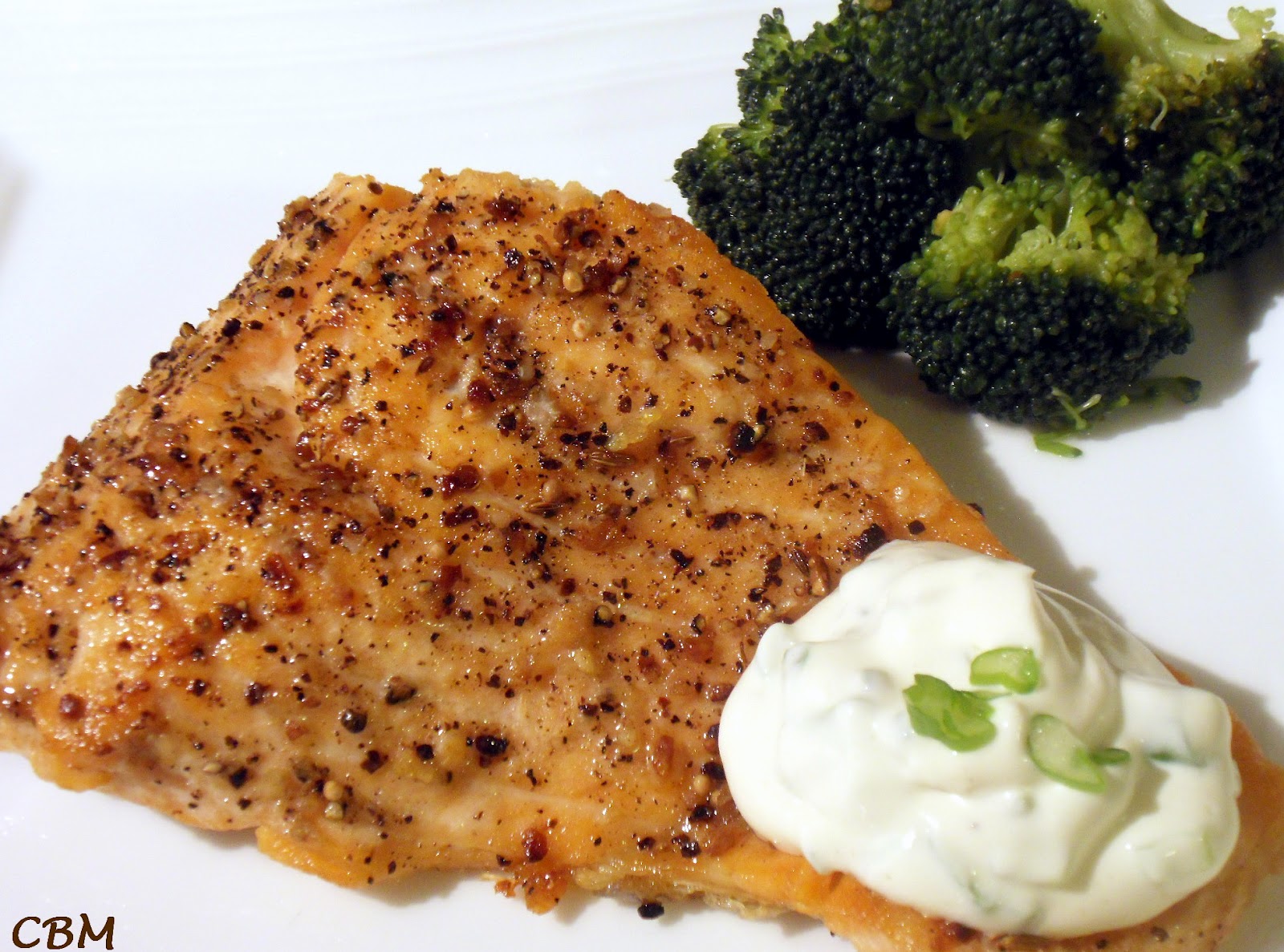 Filets de saumon aux épices à steak, crème aux herbes Recette Filets de saumon aux épices à steak, crème aux herbes Recette