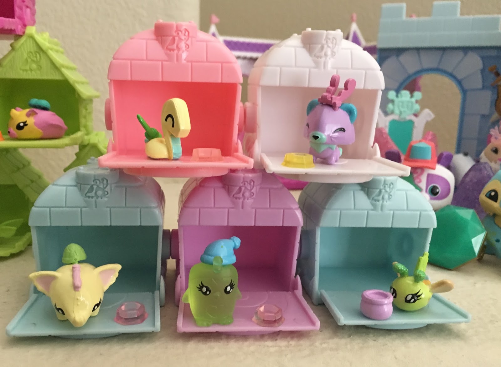 The Animal Jam Friendship Community: Series 2 Adopt-A-Pets - Igloos!