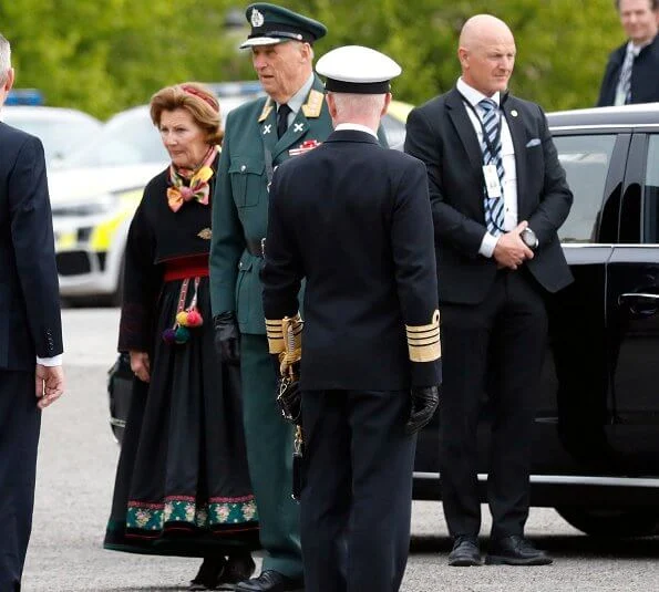 King Harald, Crown Prince Haakon. Queen Sonja and Crown Princess Mette-Marit is wearing traditional clothing