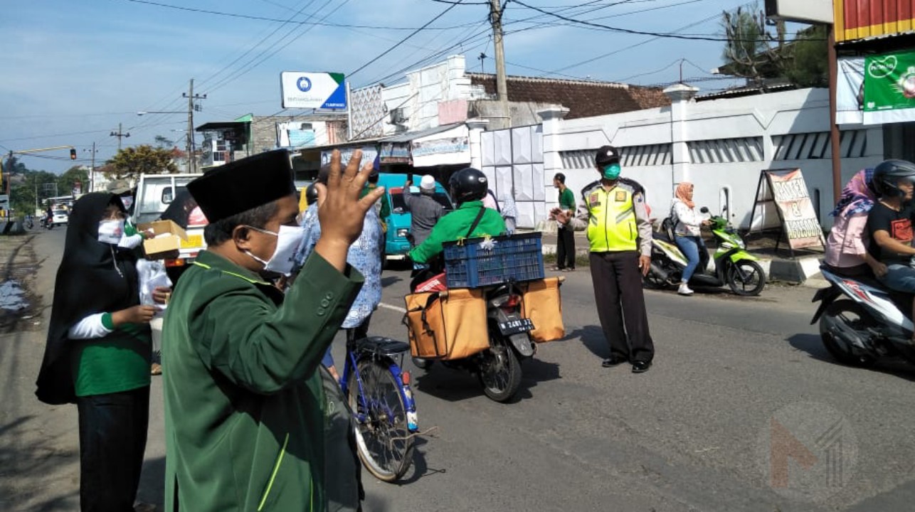 Polres Malang Amankan Pemakaman KH Bashori Alwi, Semprotkan Hand Sanitizer Pelayat Dan Bagikan Masker Polres Malang Amankan Pemakaman KH Bashori Alwi, Semprotkan Hand Sanitizer Pelayat Dan Bagikan Masker