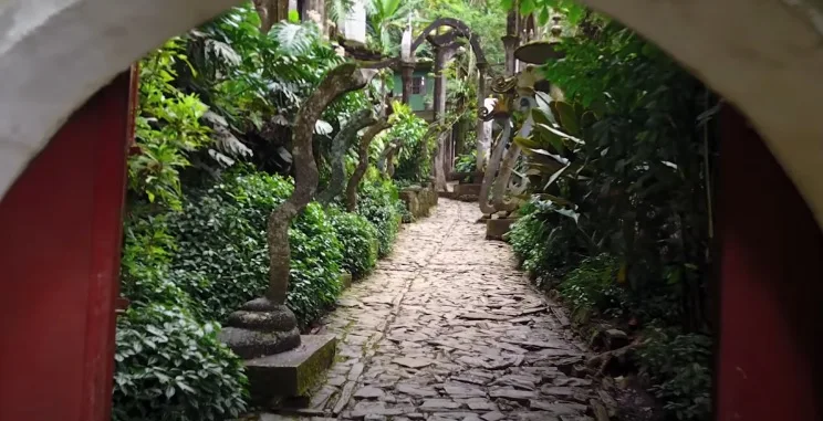 Pasillo con plantas a los lados de ingreso a Xilitla