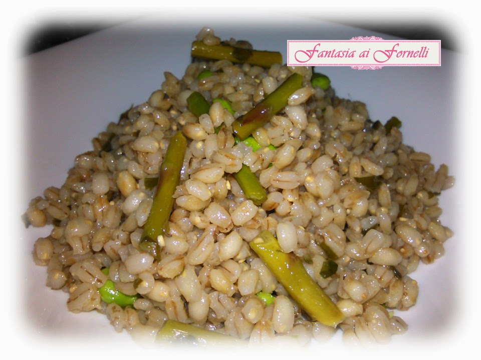 insalata di orzo perlato, fave e asparagi croccanti