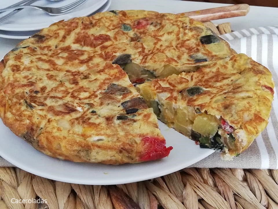 Tortilla de patatas y verduras asadas ¡Fácil, riquísima y muy jugosa