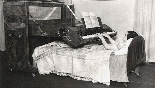1. Tempat Tidur Piano