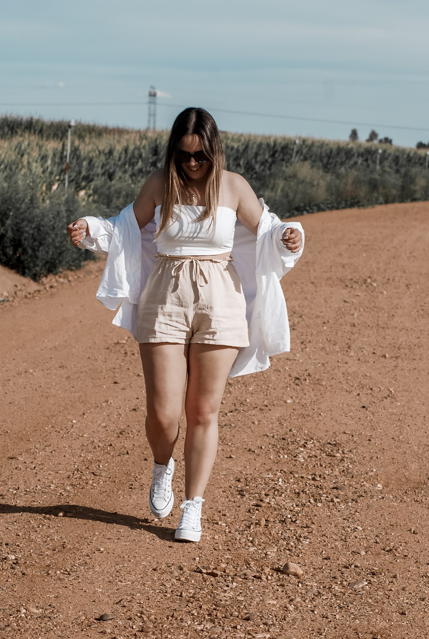 Outfit con crop top y shorts