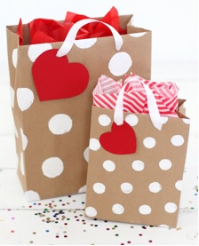 cómo hacer bolsas de papel kraft para regalos, bolsas de papel kraft personalizadas bonitas, hacer bolsas de regalo bonitas