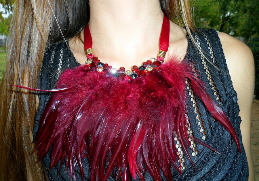 Collar decorado con perlas y plumas color burdeos