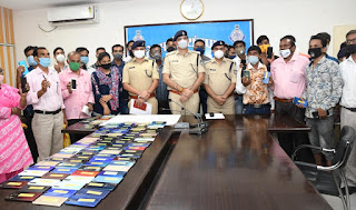 गुमे हुए 125 मोबाईल अनुमानित कीमत लगभग 15 लाख 19 हजार  रूपये के तलाश कर मोबाईल धारको को जबलपुुर पुलिस द्वारा  किये गए वापस श्रम वीर भारत न्यूज़ जबलपुर/क्राईम न्यूज़