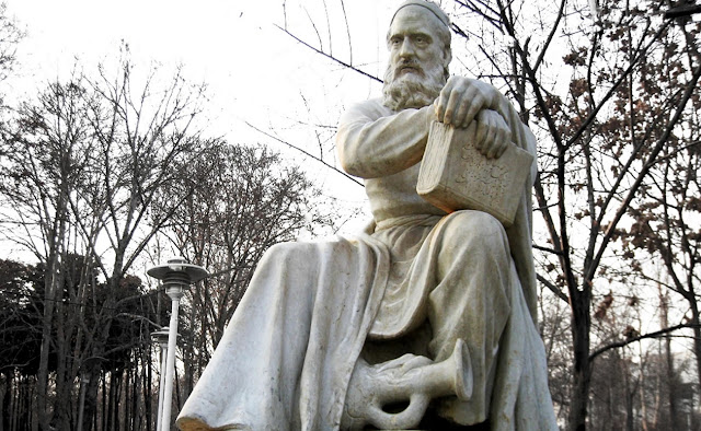 Омар Хайям. Памятник в Иране