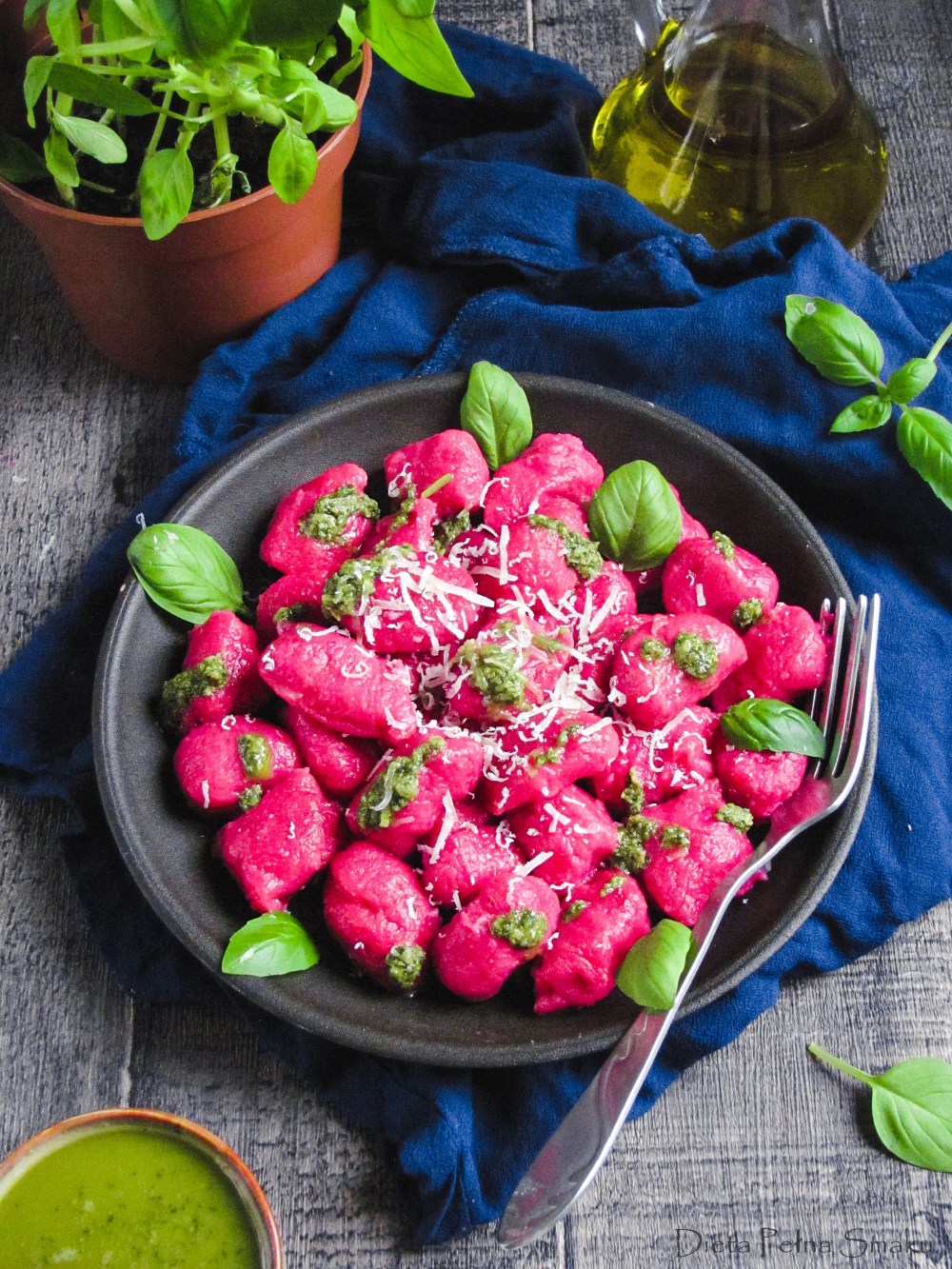 Gnocchi buraczane z bazyliowym pesto