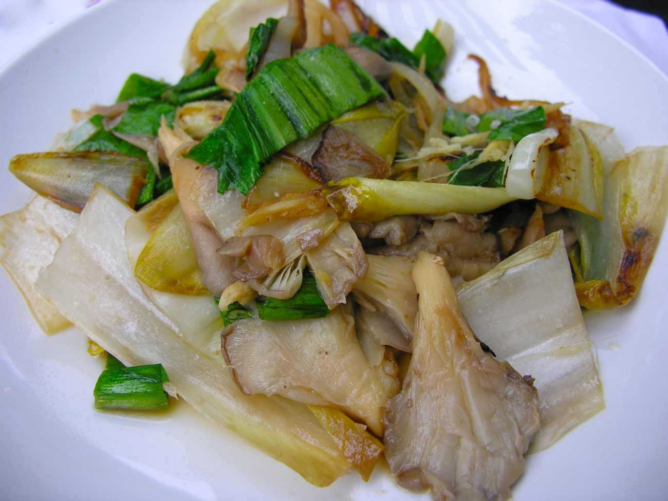 Салат из вешенок с луком. Салат с грибами вешенками. Рецепты салатов с вешенками с фото. Салат грибы вешенка острый. Рецепты салатов с вешенками с фото.