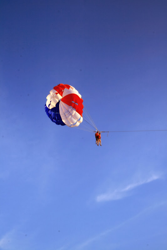 Paragliding di Pantai Chenang