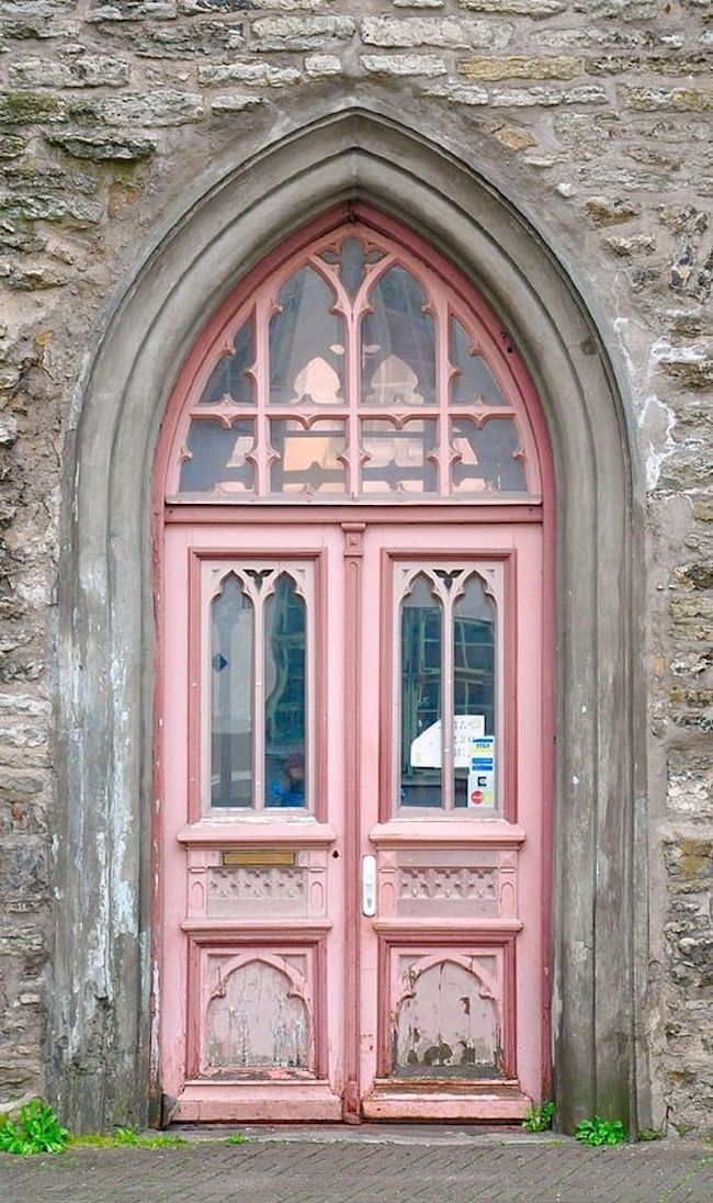 Uma porta rosa, entrem gatinhas!