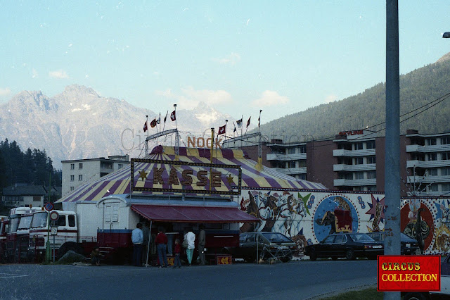 Chapiteau, façade et roulotte caisse du cirque Nock 