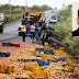 Caminhão carregado de goiaba capota na BR 324 trecho de Riachão do Jacuípe e mata motorista