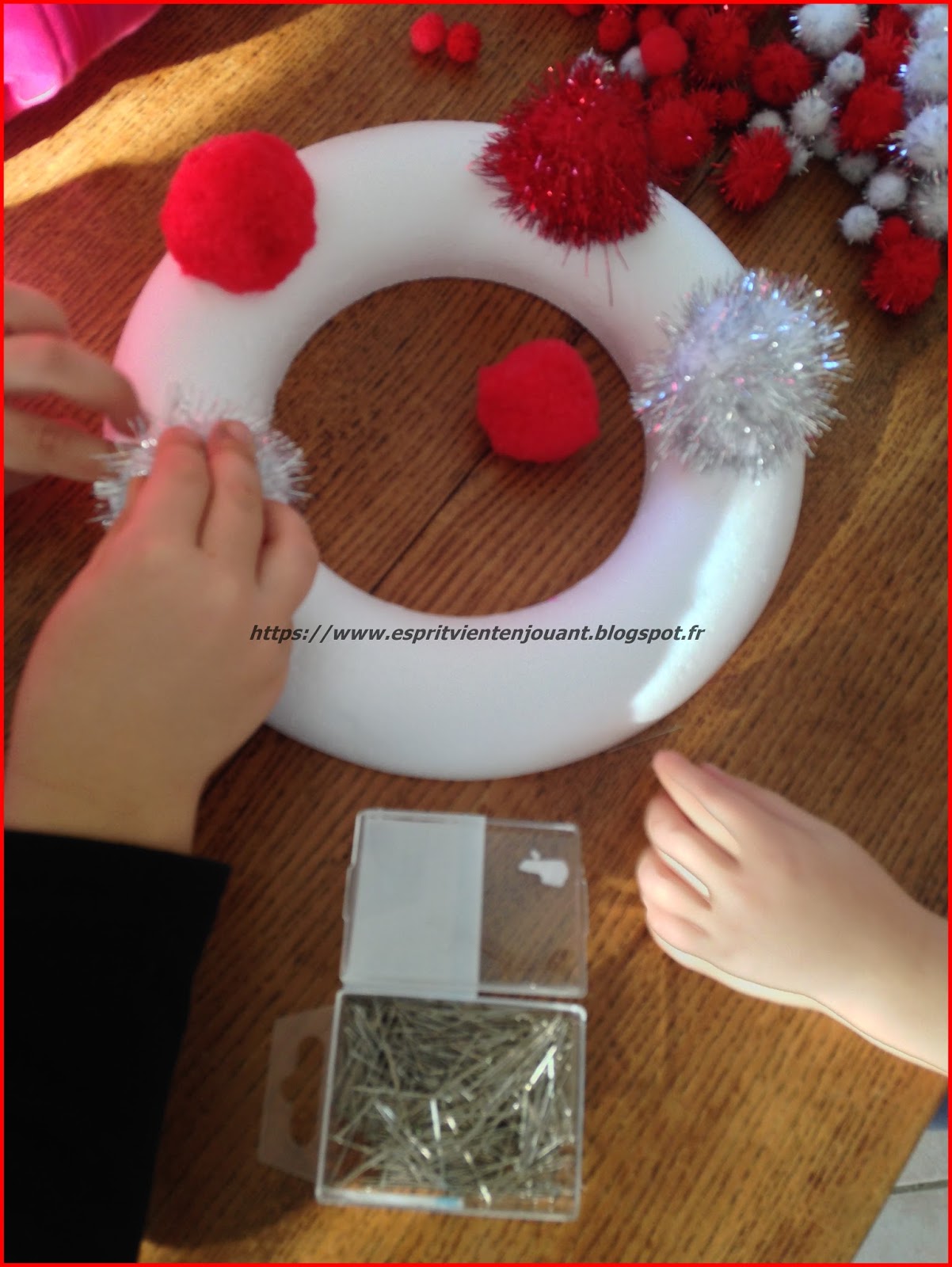 L'esprit vient en jouant: [Activité enfants] Décorer une couronne de Noël  avec des pompons et des épingles (DIY, tuto, activité enfant)