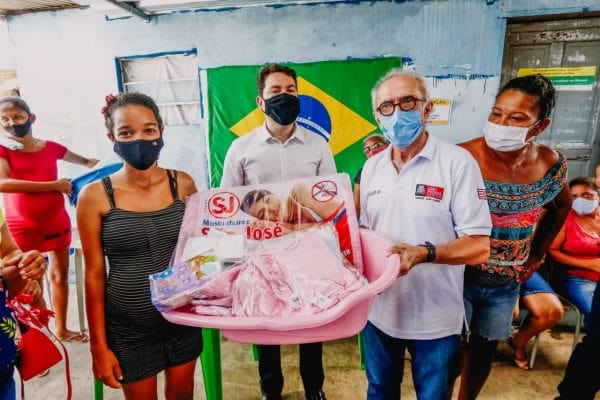 Cícero Lucena entrega cestas básicas e kits de enxoval à instituição Dona Boneca, em Mangabeira