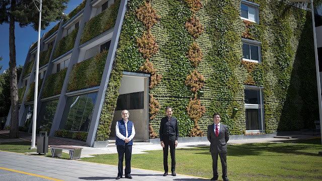 Inaugura Alfonso Esparza Muro Verde en la Facultad de Ciencias Biológicas de la BUAP
