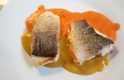 Dorada con salsas roja de pimientos y amarilla de calabaza