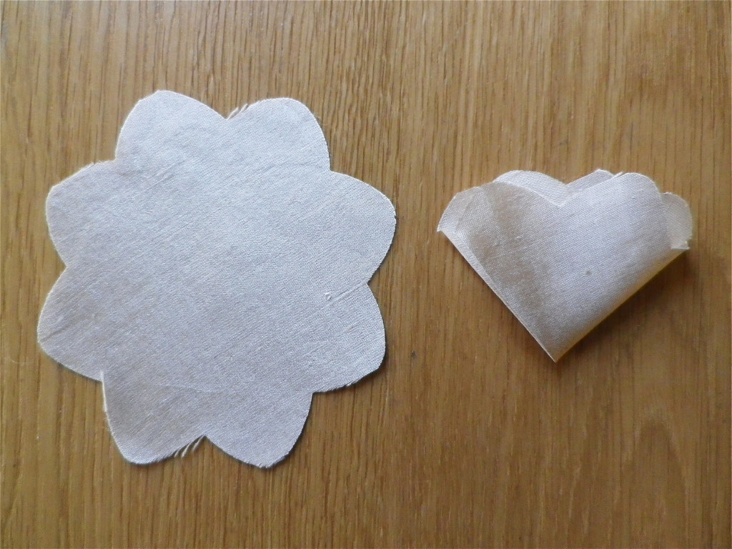 The Diva's that cut.paper! Fabric Flower Brooch Tutorial