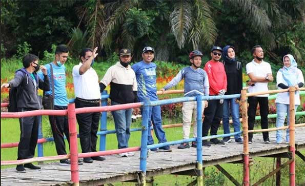 Disparbud Kota Pariaman mengadakan visit destinasi ke Jembatan Pelangi