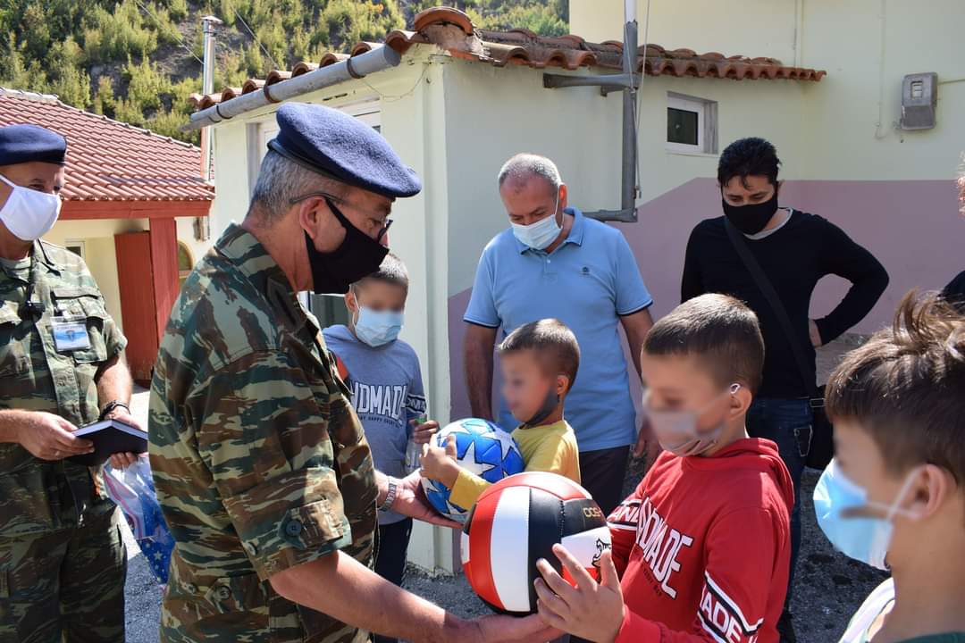 Θράκη: Ο Στρατός προσέφερε υπολογιστές, βιβλιοθήκες και δώρα στα μειονοτικά σχολεία