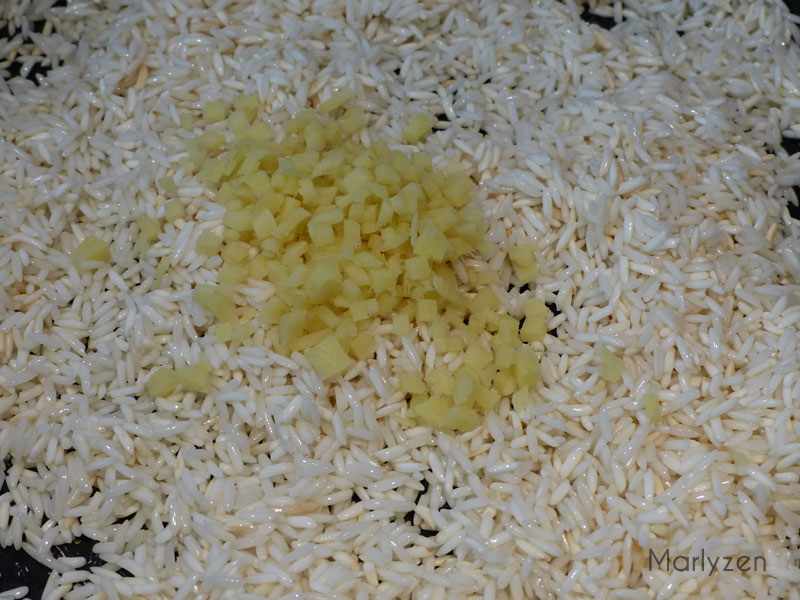 Laissez griller le riz puis ajoutez le gingembre émincé.