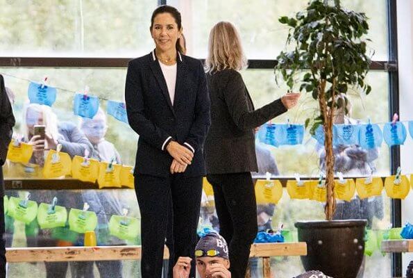 Crown Princess Mary wore a navy blazer and trousers from Hugo Boss. Agnesy Regular fit jacket and Hefena trousers. Nike fly trainers