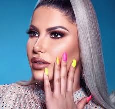 Picoteando el Espectaculo: Alexandra Hatcu no sale de una, y tras