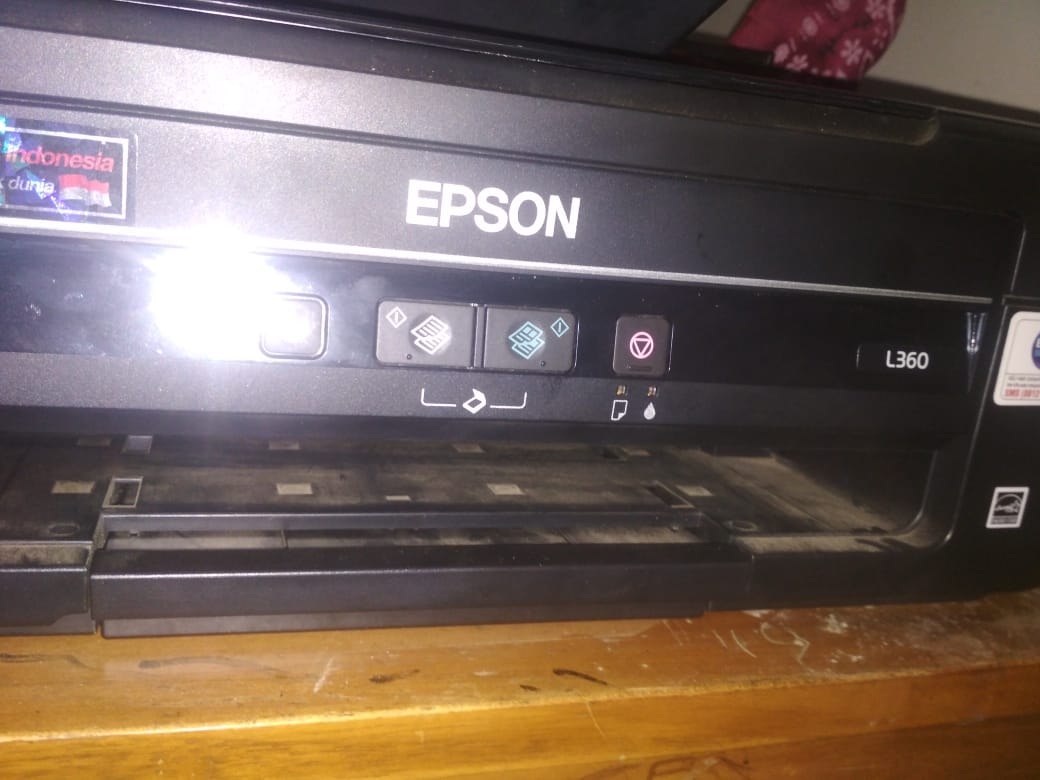 Цветной принтер эпсон 270 мигают две лампочки. L210 epson кнопки на панели. Epson l1800 горит капля и бумага. Принтер epson l222 мигает две. На принтере эпсон горит красная лампочка капля.